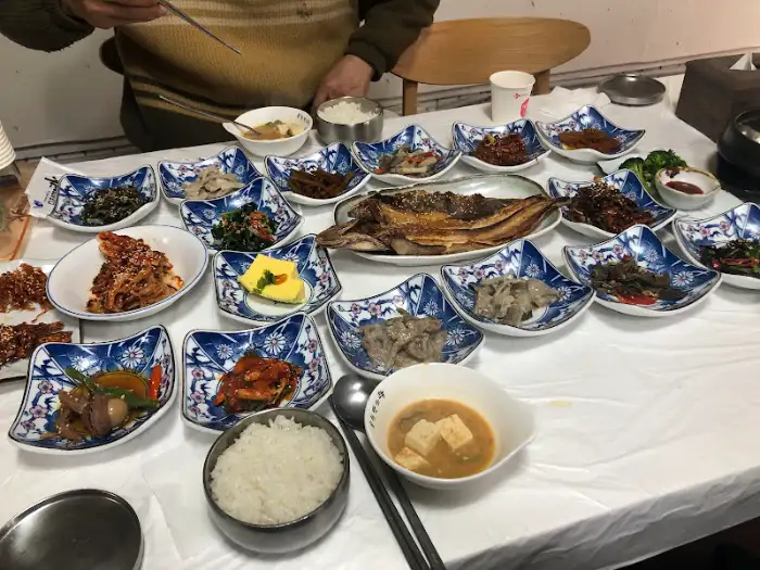 노릇하게 구워진 생선과 뚝배기 된장찌개