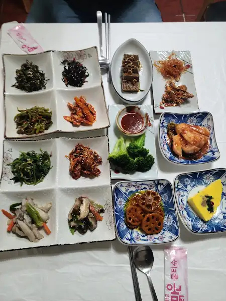 정갈하게 담긴 반찬들, 깻잎 장아찌와 멸치볶음 등