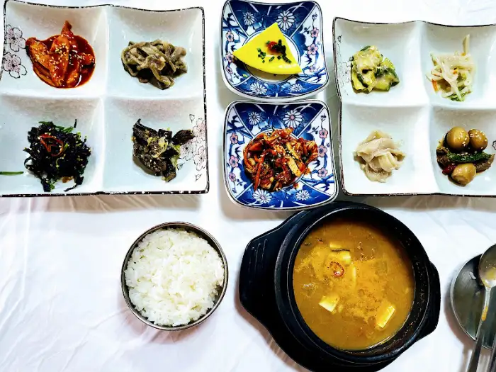 연근 조림과 깻잎 장아찌, 젓갈 등이 담긴 접시