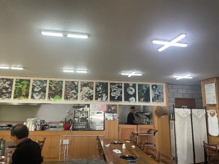 식당 내부 모습, 여러 그림과 테이블이 보임