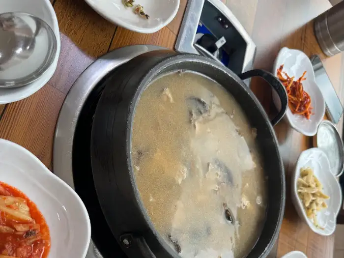 전골 냄비와 곁들임 반찬