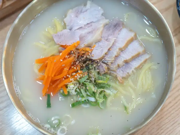 수육과 면을 함께 집은 모습