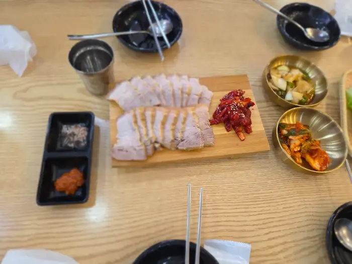 푸짐한 돔베고기 한 상