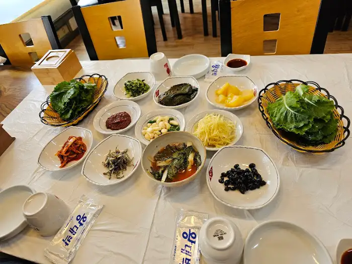 정갈하게 차려진 밑반찬들