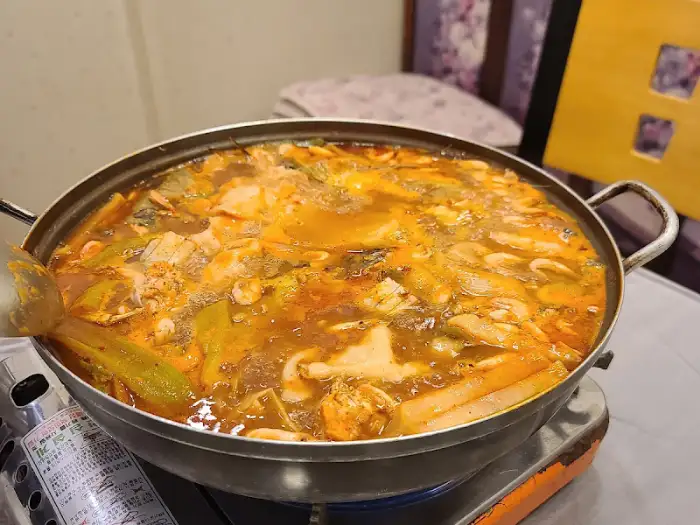 김 위에 장어구이와 우여회 무침을 얹어 먹는 모습