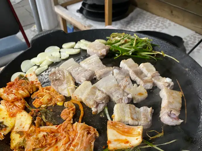 불판 위에서 구워지는 삼겹살