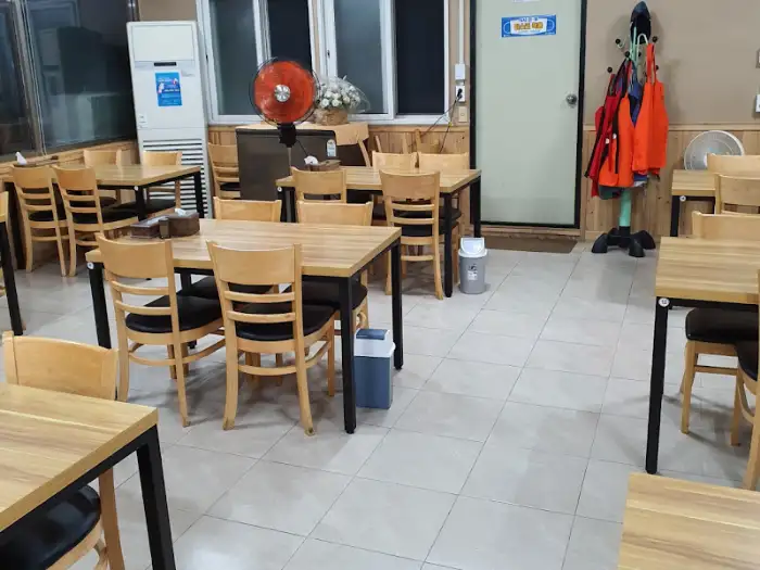 면천가든 내부 테이블 모습
