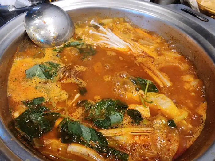 전골 냄비의 확대 사진