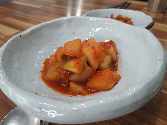 먹기 좋게 썰린 깍두기.