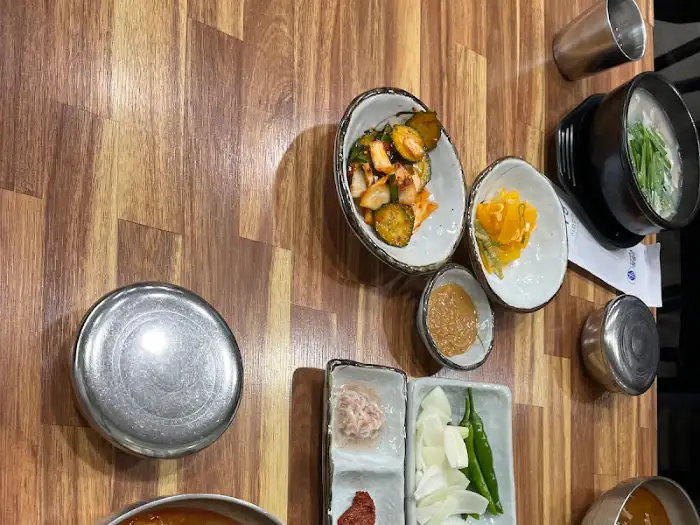 김이 모락모락 나는 소고기국밥의 전체적인 모습.