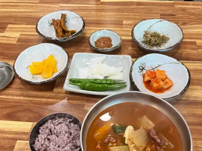 소고기국밥 속 푸짐한 소고기와 야채.