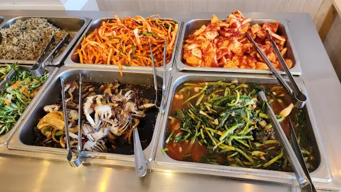 맑은 국물에 담긴 콩나물 무침