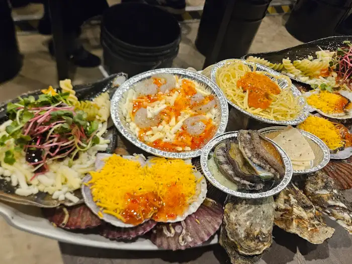 다양한 해산물 요리와 파스타가 차려진 식탁