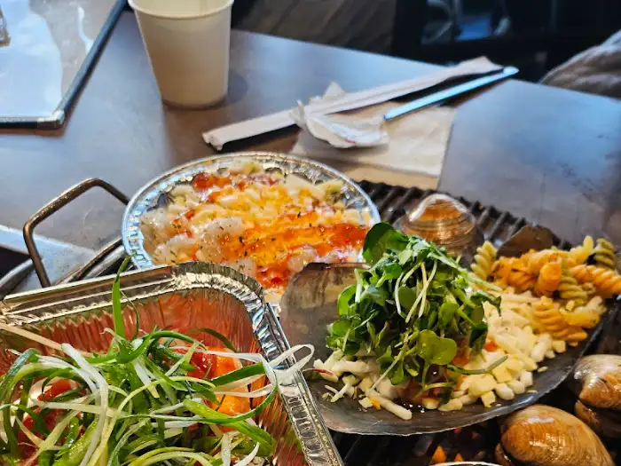 신선한 채소와 해산물이 곁들여진 요리