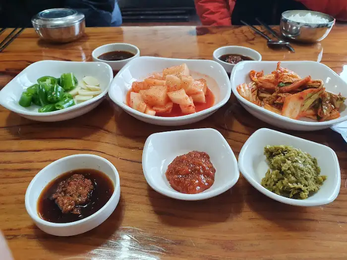 식탁에 놓인 여러 가지 밑반찬 사진