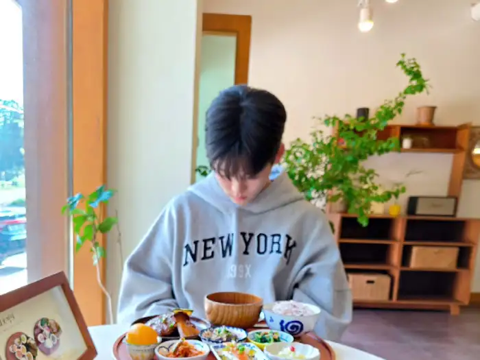 주문 메뉴를 바라보는 손님