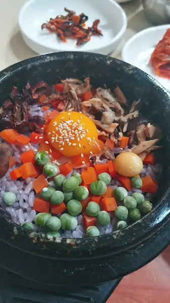 잘 비벼진 영양돌솥밥