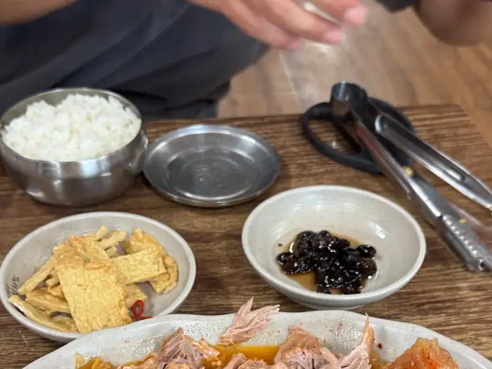 한옥집 김치찜 테이블 세팅