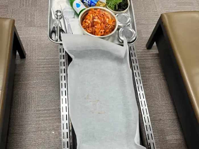 기본 찬과 함께 준비된 테이블 세팅