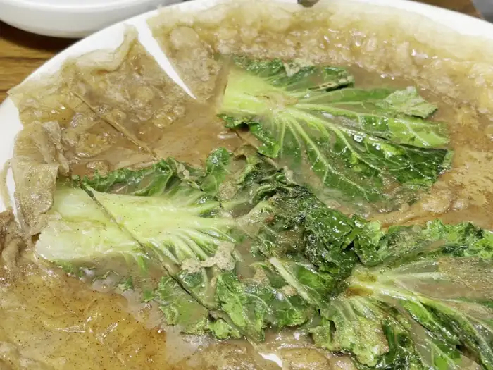 메밀배추전 위에 올려진 배추