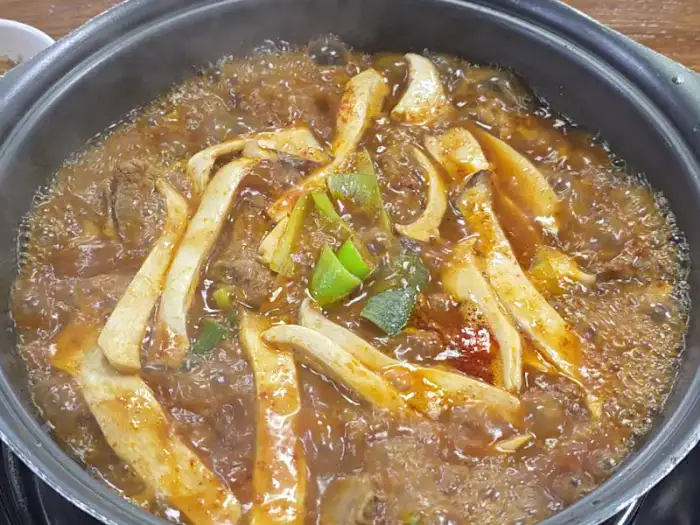 끓고 있는 양푼갈비 냄비