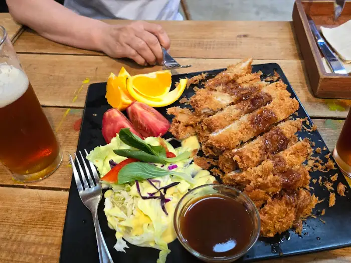 먹음직스럽게 플레이팅 된 돈까스