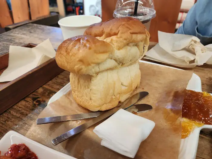 정성껏 만든 듯한 수제 빵