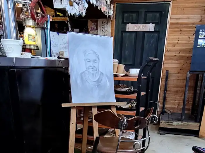 내부 인테리어와 어울리는 초상화 그림