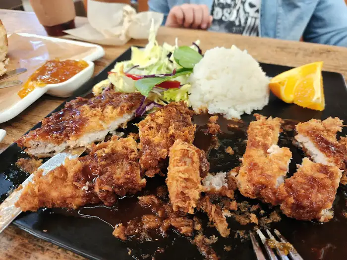 돈까스와 곁들임 메뉴