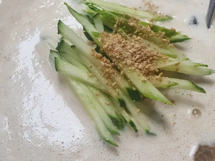 콩국수 위에 올려진 채 썬 오이와 깨