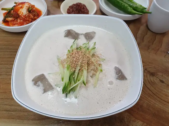 콩국수 한 그릇과 곁들임 반찬들