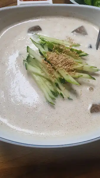 정갈하게 담겨 나온 콩국수 한 그릇