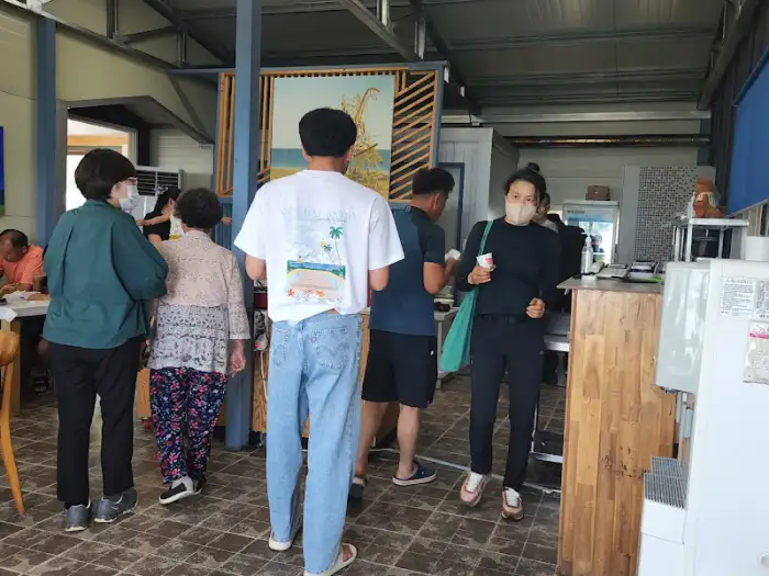 뷔페 카운터 줄 서 있는 사람들