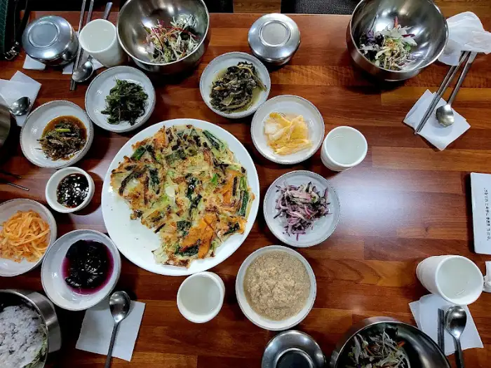 여러 반찬과 파전, 밥 등이 차려진 테이블 풍경