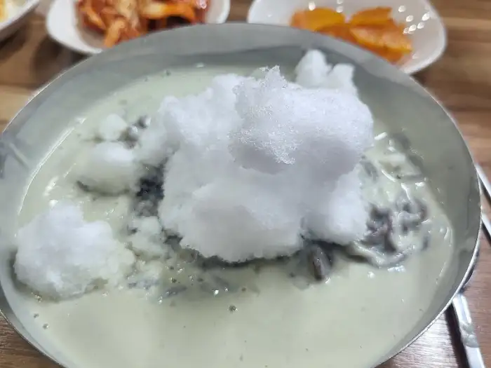 콩물국수 위에 쌓인 얼음