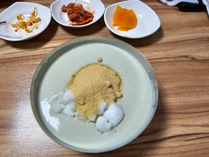 콩물에 콩가루와 얼음 추가