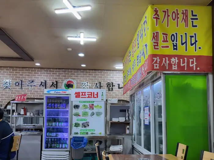 매장 내부 사진, 셀프 코너 및 냉장고 모습