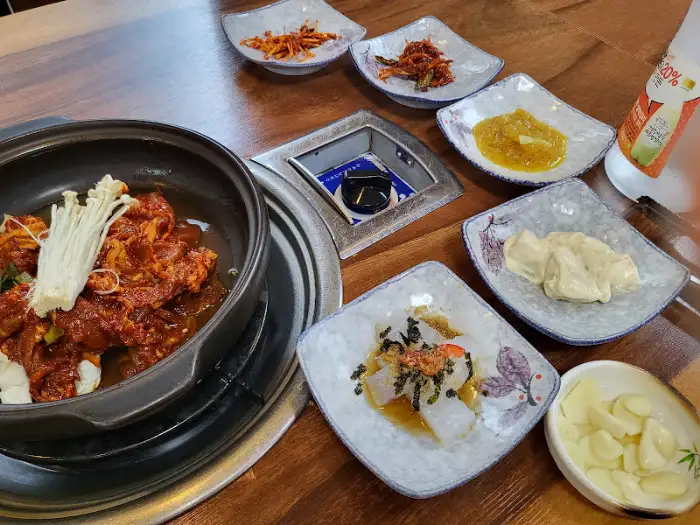 볶음 요리와 곁들임 반찬들