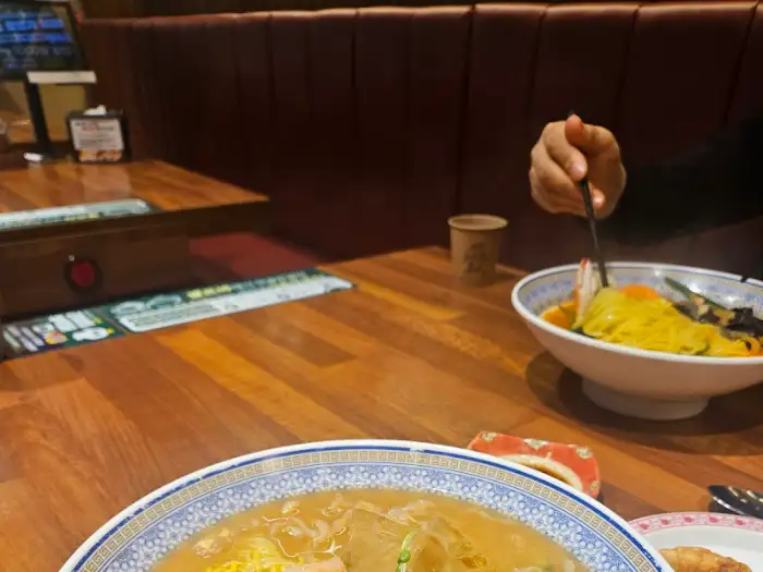 테이블 세팅과 음식 준비 모습