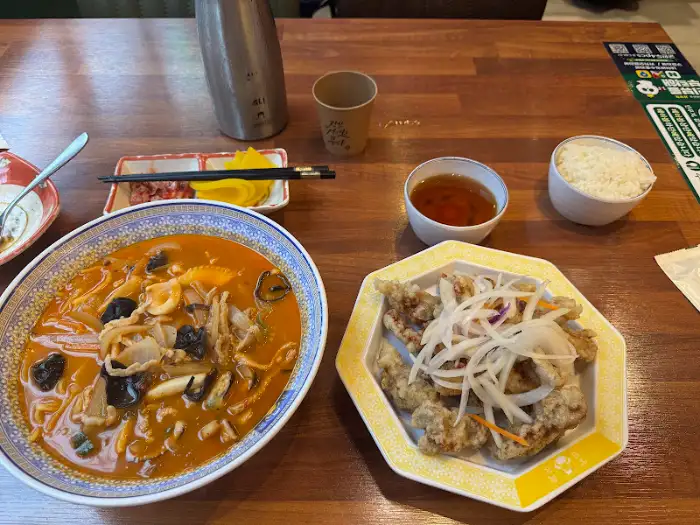짬뽕, 탕수육, 밥, 소스 등 푸짐한 한상차림