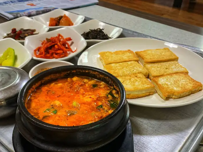 식탁에 놓인 청국장 순두부와 두부구이