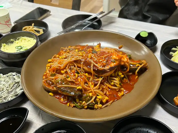 테이블 위에 차려진 아구찜과 여러 반찬들