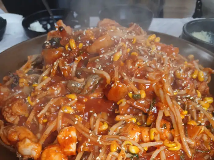 아구찜 전체 모습, 콩나물과 해산물이 풍성하게 담겨 있음