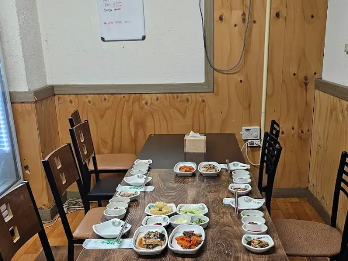 남해바다 횟집 룸 내부 테이블 세팅