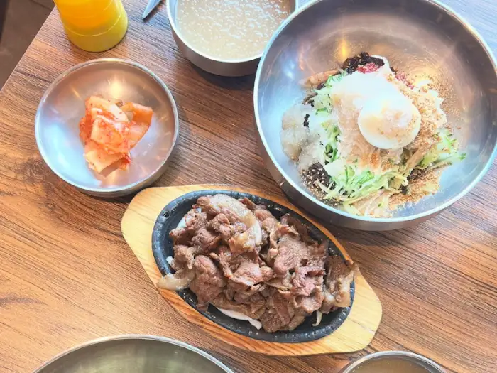 냉면과 불고기 상차림