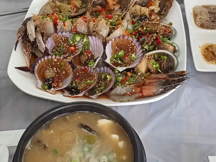 메인 요리와 함께 놓인 된장찌개