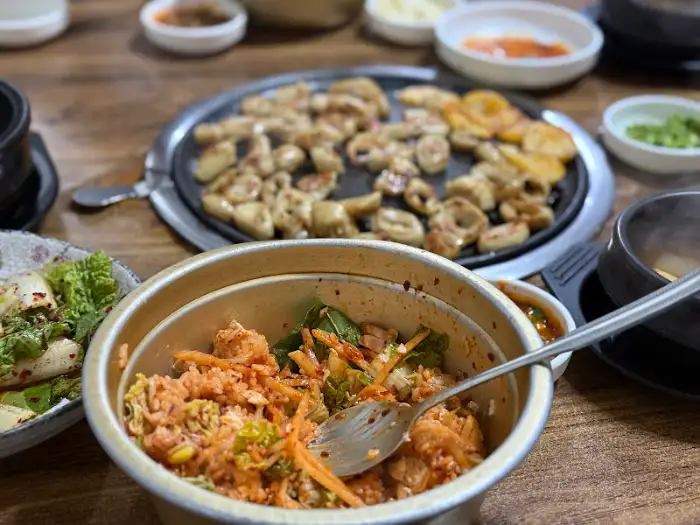 양푼 비빔밥과 막창이 놓인 테이블