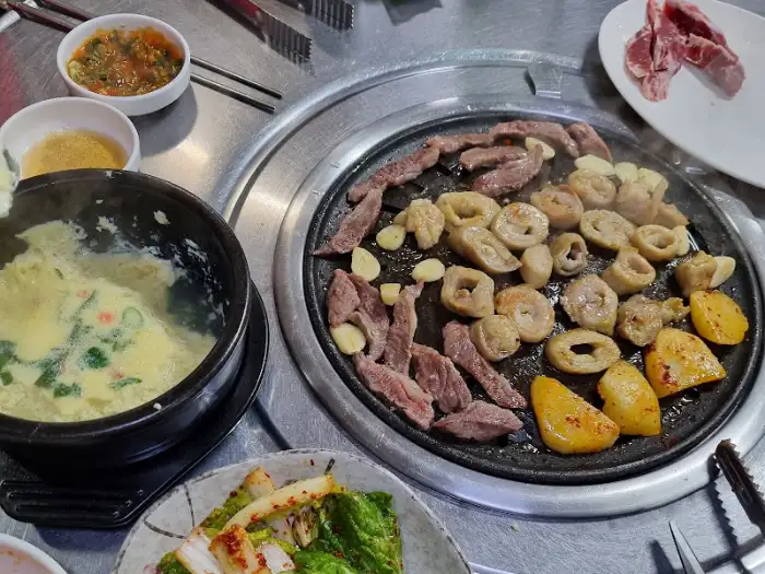 돼지막창, 갈매기살, 계란찜이 함께 구워지는 불판