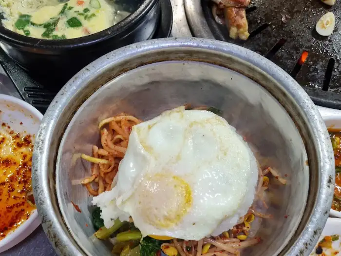 계란 후라이가 올라간 양푼 비빔밥