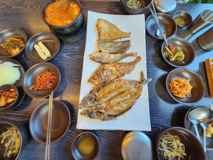 푸짐한 생선구이와 김치찌개가 함께 나온 한상차림